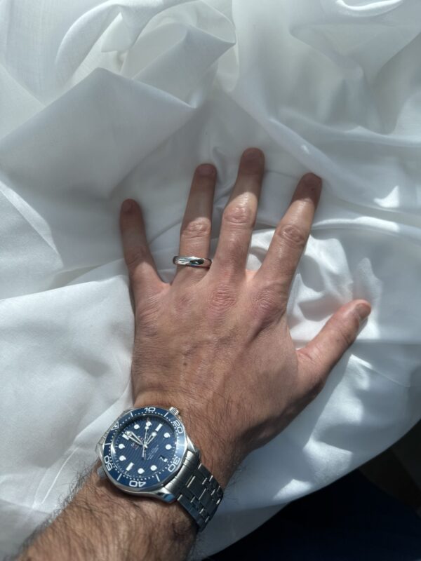 5 mm wide band on man's hand