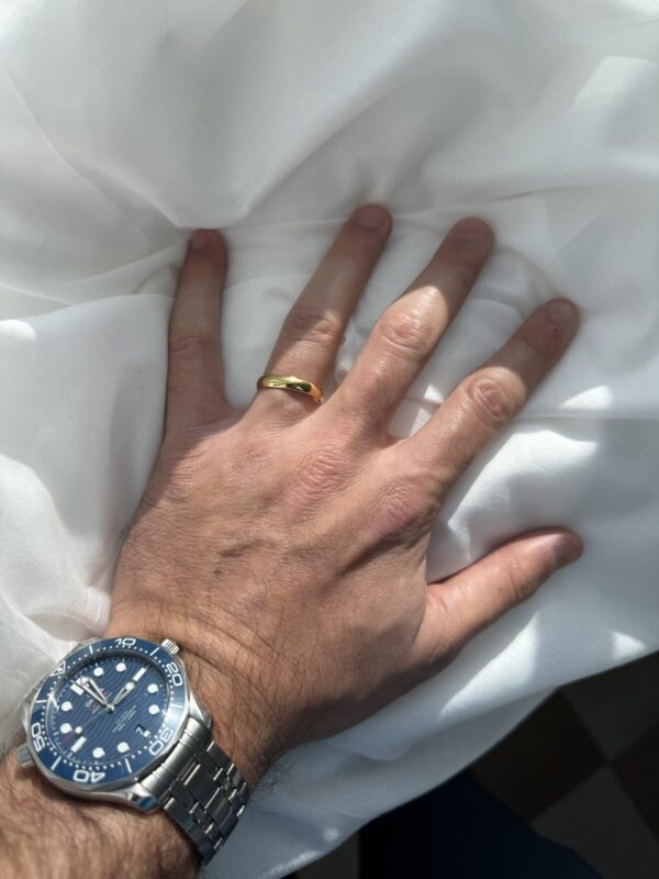 5 mm wide band on man's hand